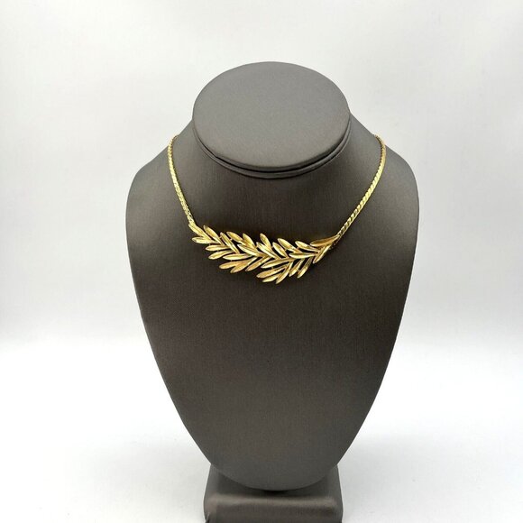 Vintage CROWN TRIFARI Laurel Wreath Pendant Necklace Gold Tone 17” - Picture 6 of 10